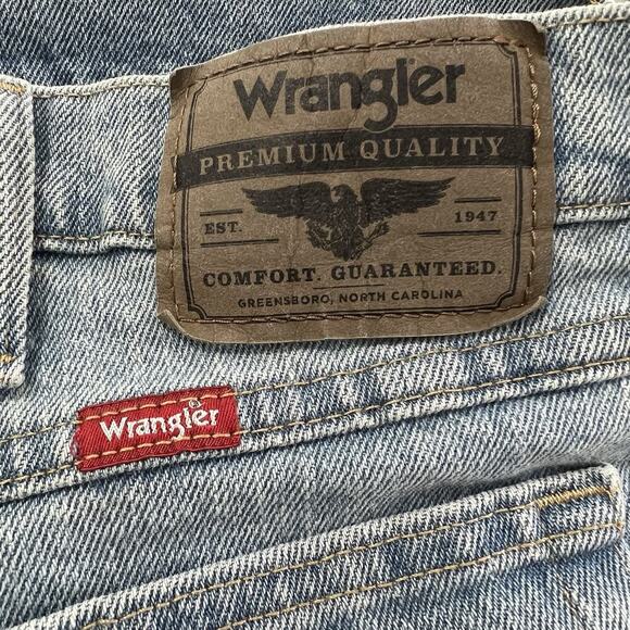 Wrangler Relaxed Fit Straight Leg Jeans Men's Blue Light Wash Size. 40x32 - Picture 3 of 10